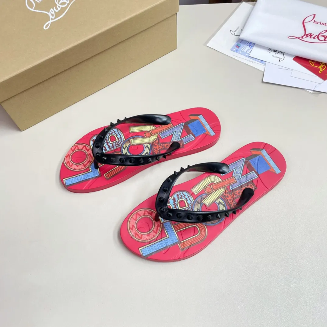 [CL red sole shoes] P: 280💰 size 38-45 Men’s classic slippers, made on the official website 1:1, the original factory specializes in original materials ➖ OEM 3D printing pattern production ➖ Original ultra-light anti-slip outsole. Super fashionable and super comfortable, handsome on the feet, a must-have for men in summer! !